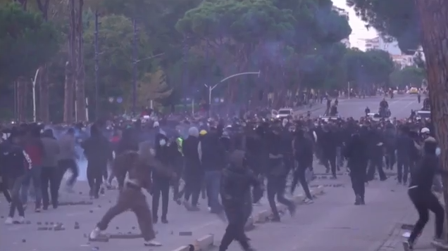 Αλβανία: Διαδηλώσεις & επεισόδια για 9η ημέρα – Το MEGA στα Τίρανα