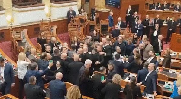 Σε «ρινγκ» μετατράπηκε η Βουλή στην Αλβανία – Δέκα ημέρες οργής στους δρόμους των Τιράνων