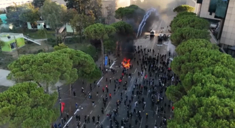 Αλβανία: Άγρια επεισόδια, δεκάδες τραυματισμοί και συλλήψεις – Την παραίτηση Ράμα ζητούν οι διαδηλωτές