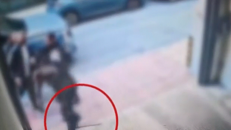Θεσσαλονίκη: Αστυνομικός πέταξε το όπλο και τον εξοπλισμό του για να… πιαστεί στα χέρια με πολίτη – Βίντεο ντοκουμέντο