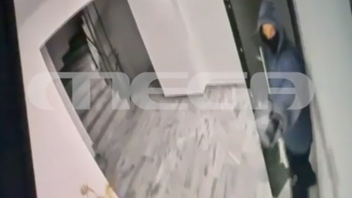 Γλυφάδα: Αξιωματικός του Πολεμικού Ναυτικού έβαλε φωτιά σε σπίτι και αυτοκίνητα 2 πρώην συντρόφων του – Μαρτυρίες & ντοκουμέντα στο Live News