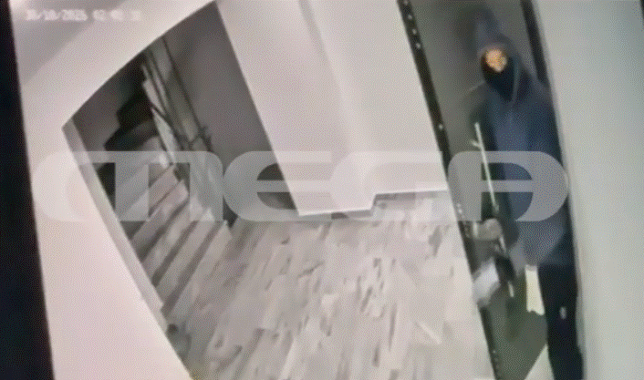 Γλυφάδα: 46χρονος αξιωματικός του Πολεμικού Ναυτικού έβαλε φωτιά στο σπίτι πρώην συντρόφου του – Βίντεο ντοκουμέντο