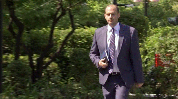 Ξαφνική αδιαθεσία στη Βουλή για τον αναπληρωτή υπουργό Μεταφορών