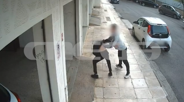 Καλαμάτα: Η στιγμή άγριου ξυλοδαρμού 17χρονου από πρώην συμμαθητή του – MEGA ντοκουμέντο