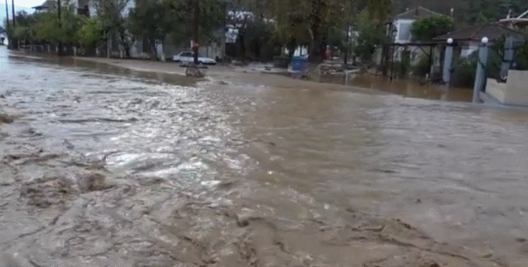 Σοβαρά προβλήματα από την κακοκαιρία σε Πήλιο και Σκιάθο – Σπίτια πλημμύρισαν και δρόμοι κόπηκαν στα δύο