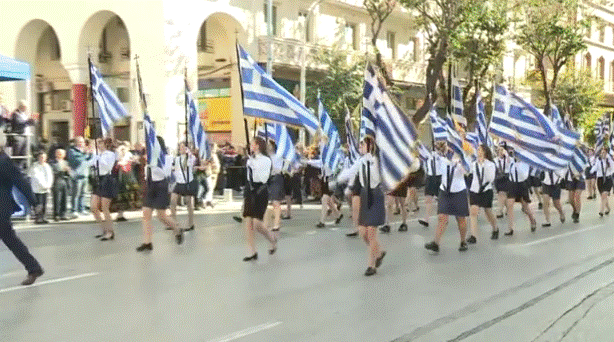Με λαμπρότητα πραγματοποιήθηκε η μαθητική παρέλαση για την 28η Οκτωβρίου στη Θεσσαλονίκη