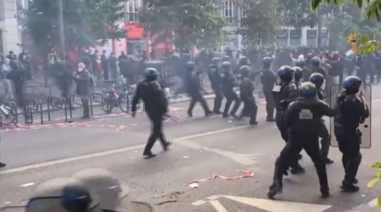 Γαλλία: Πεδίο μάχης το Παρίσι με άγριες συγκρούσεις μεταξύ αστυνομικών & κουκουλοφόρων