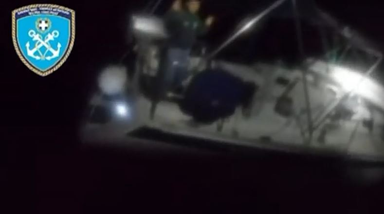 Καρέ-καρέ η έφοδος βατραχανθρώπων σε ιστιοφόρο ανοιχτά της Χίου – Εντόπισαν 360 κιλά κάνναβης