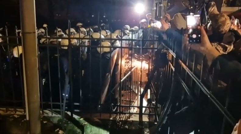 Εσωτερική κρίση στην Πολωνία: Επεισόδια, συγκρούσεις και καταγγελίες για “πραξικόπημα” στο Συνταγματικό Δικαστήριο